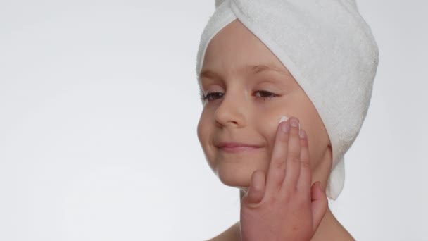 Young Child Girl Bath Towel Head Applying Cleansing Moisturizing Cream — Wideo stockowe