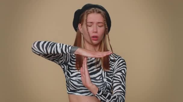 Mola Molaya Ihtiyacım Var Kırpılmış Bluzlu Güzel Bayanın Duraklama Hareketi — Stok video