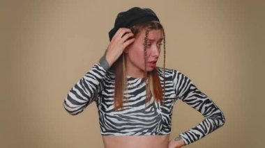 Ne diyecegimi bilmiyorum. Kafası karışmış genç bir kadın belirsiz bir soru hakkında utanmış, kuşkuları olan, hiçbir fikri olmayan, bilgisiz ve kararsız. Bej renkli stüdyo arka planında yetişkin tarzı bir kız.