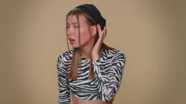 - Seni duyamıyorum. - Ne? Genç bir kadın sizi duymaya çalışıyor, kafası karışmış ve kaşlarını çatmış bir halde, daha yüksek bir ses için kolunu kulağının yakınında tutuyor, tekrar etmek istiyor, bilgi almak istiyor, sağırlık. Bej arka planda bir kız