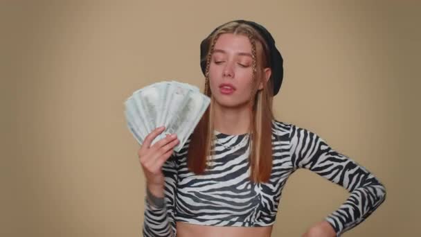 Πλούσιο Ευχαριστημένος Αφεντικό Όμορφη Νεαρή Γυναίκα Κουνώντας Χαρτονομίσματα Του Δολαρίου — Αρχείο Βίντεο