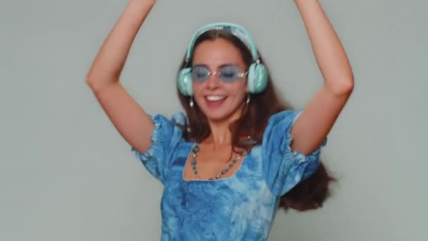 Щаслива Молода Жінка Синій Сукні Принцеси Слухає Музику Танцює Диско — стокове відео
