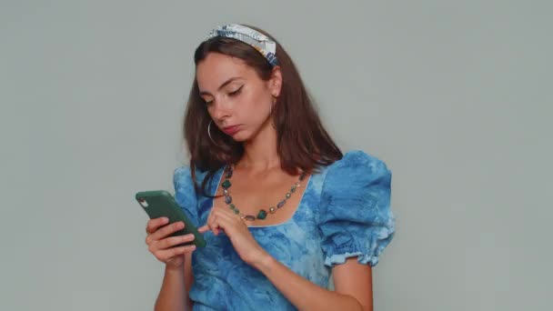 Pretty Young Female Girl Using Smartphone Typing New Post Web — Wideo stockowe