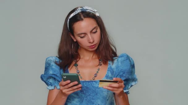 Happy Young Woman Use Smartphone Plastic Credit Bank Card Browsing — Αρχείο Βίντεο