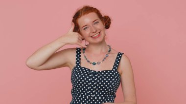 Bizi arayın, bu da iletişim numarası. Kızıl saçlı genç bayan satıcı kameraya bakıp, 