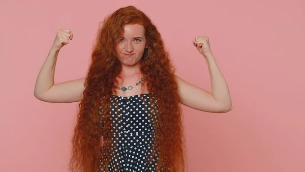 Erős Független Vagyok Fiatal Vörös Hajú Mutatja Bicepsz Keres Magabiztos — Stock Fotó