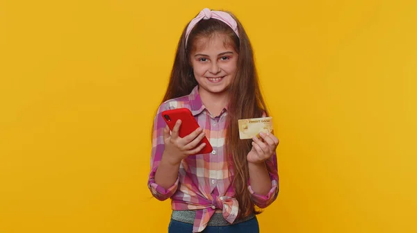 Young Preteen Child Girl Kid Using Credit Bank Card Smartphone — Stock Photo, Image