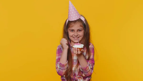 Happy Young Preteen Child Girl Kid Wears Festive Birthday Hat — Zdjęcie stockowe