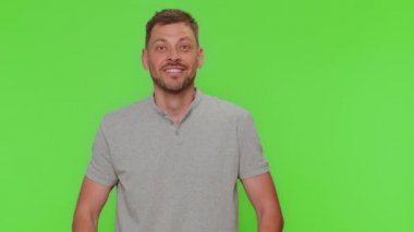 Vay canına. Merhaba, hoş geldiniz. Sakallı yakışıklı genç adam aşağıdan elini sallayarak beliriyor, misafirperver bir gülümsemeyle selamlıyor. Yetişkin erkek adam krom anahtar stüdyo arka planında kapalı.