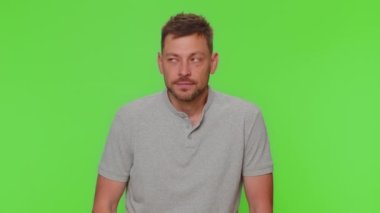 Sessiz olun lütfen. Yakışıklı, korkmuş genç bir adam işaret parmağını dudaklarına bastırıyor. Sessiz jest işareti gizli tutulmasını sağlıyor. Yetişkin erkek adam krom anahtar stüdyo arka planında tek başına kapalı.