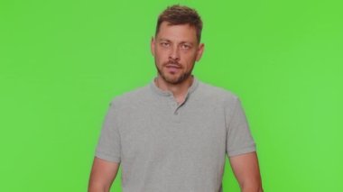 Kes şunu! Delikanlı el ele tutuşmanın yasak olduğunu söylüyor. El ele tutuşmanın yasak olduğunu söylüyor. Durma hareketi, bitiş uyarısı, yasak erişim, iletişim, vücut dili, tehlike. Yetişkin adam krom anahtar arka planında izole