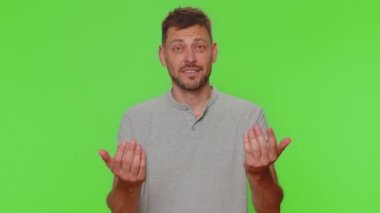 Gel bana, sana sarılmak istiyorum. Yakışıklı genç adam ellerini uzattı ve sana sarıldı. Hoş bir ifade, aşk duyguları. Yetişkin erkek adam krom anahtar stüdyo arka planında tek başına kapalı.