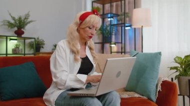 Kıdemli büyükanne kadın muhasebe ödemeleri, aylık harcamaları hesaplama banka faturaları, dershane kanepede evrak analizi. Emekli emekli emekli serbest çalışan bilgisayarlı uzaktan kumanda işinde çalışıyor.