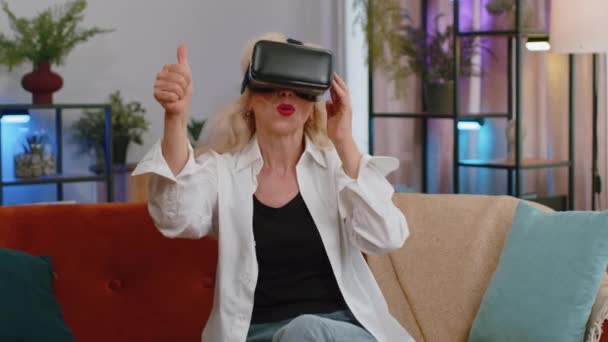 Senior Old Grandmother Using Virtual Reality Futuristic Technology App Headset — Stockvideo