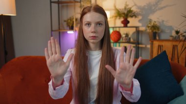 Kes jesti. Kızgın kızıl saçlı kız avuçlarını çapraz bağlamak yok, bitiş uyarısı, yasak erişim, iletişim, vücut dili, tehlike yok diyor. Çocuk sınıftaki dairede.