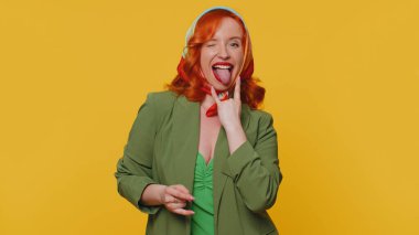 Rock n roll. Coşkulu, mutlu, ceketli, el hareketleriyle hareket eden, havalı bir işaret veren, çılgın bir ifadeyle evet diye bağıran, dans eden, duygusal olarak sevinen, sarı duvarda tek başına kazanan kızıl saçlı kadın.