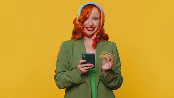 Femme Rousse Sincère Cliente Utilisant Une Carte Bancaire Crédit Smartphone — Photo