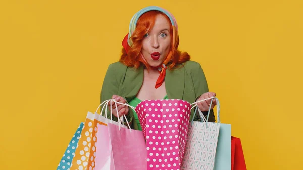Feliz Ruiva Shopaholic Mulher Mostrando Sacos Compras Descontos Publicitários Sorrindo — Fotografia de Stock