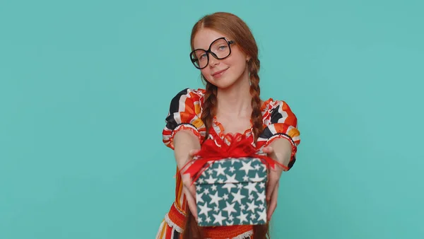 Smiling Redhead Young Girl Presenting Birthday Gift Box Stretches Out — Stock Photo, Image