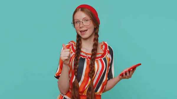 Красивая Рыжая Девушка Помощью Мобильного Телефона Набирает Новые Сообщения Смс — стоковое фото