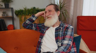 Mutlu, sakin, yaşlı büyükbabanın portresi. Emekliler gülümsüyor. Dostça gülümsüyor, güler yüzlü, başka tarafa bakıyor.