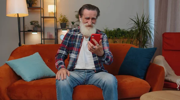 Senior Old Grandfather Man Wearing Earphones Making Phone Online Conversation — Foto Stock