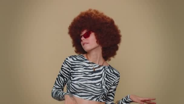 Portrait Seductive Pretty Young Woman Brown Lush Wig Wearing Sunglasses — Stock videók