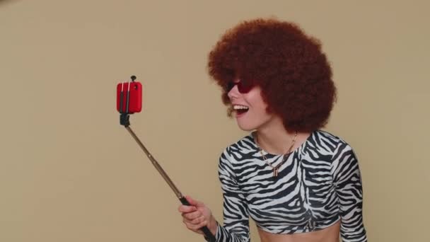 Όμορφη Νεαρή Γυναίκα Ταξιδιώτισσα Blogger Που Βγάζει Selfie Στο Κινητό — Αρχείο Βίντεο