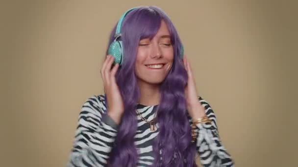 Щаслива Досить Розслаблена Жінка Фіолетовою Зачіскою Слухаючи Музику Через Навушники — стокове відео