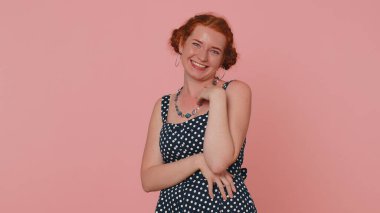 Gülünç anekdot, komik fıkra dinledikten sonra gülen mutlu genç bir kadın kaygısız, neşeli ve pozitif insanların yaşam tarzını hisseder. Kızıl çilli kız pembe stüdyoda tek başına izole edilmiş.