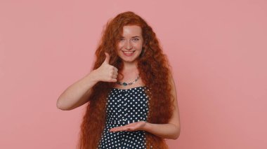 Reklamlara bak. Üye ol. Kızıl saçlı kadın aşağıdaki bağlantıyı takip edin diyor, el kol hareketi yapıyor ve reklam amaçlı bilgi veriyor. Pembe arka planda kızıl kız