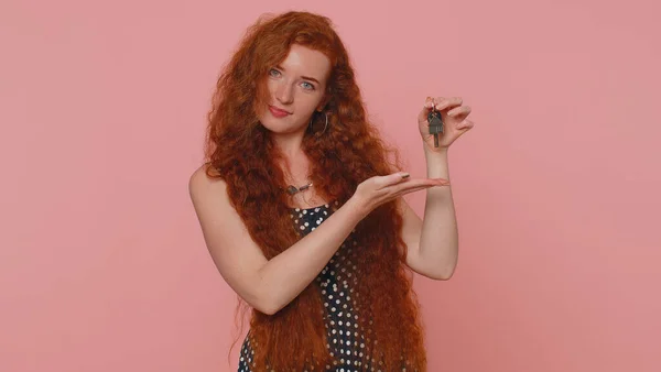 Redhead Young Woman Real Estate Agent Lifting Hand Showing Keys — Foto Stock