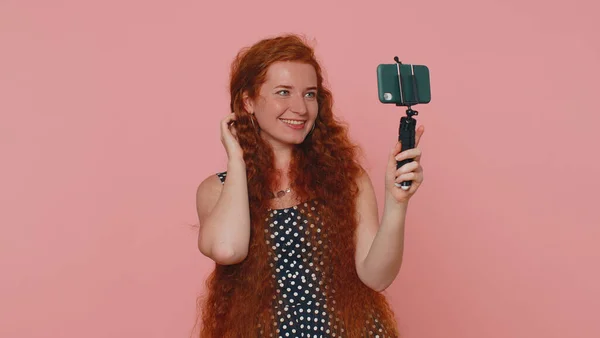 Vöröshajú Ruha Utazó Blogger Csinál Szelfi Mobiltelefon Selfie Stick Kommunikáló — Stock Fotó