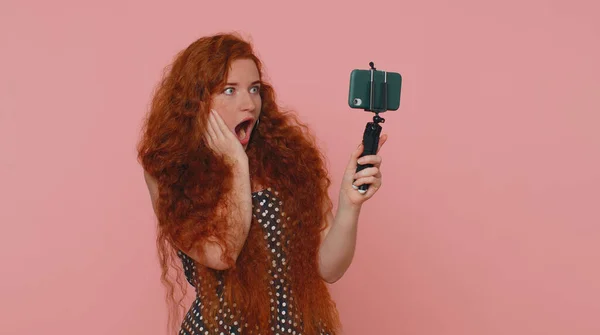 Hűha Lenyűgözött Vörös Hajú Blogger Aki Szelfit Készít Mobiltelefonján Videóhívást — Stock Fotó