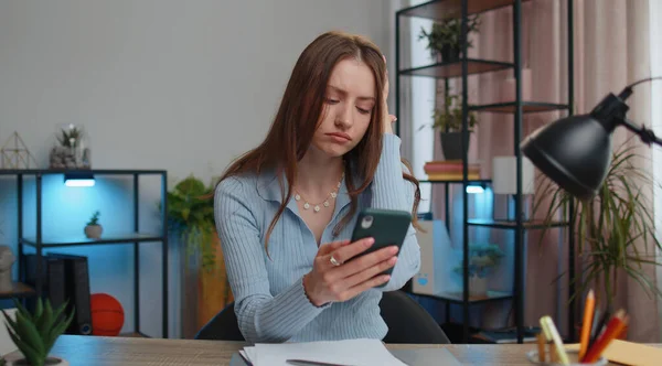 Young Business Woman Use Smartphone Typing Browsing Loses Surprised Sudden — Stock Photo, Image