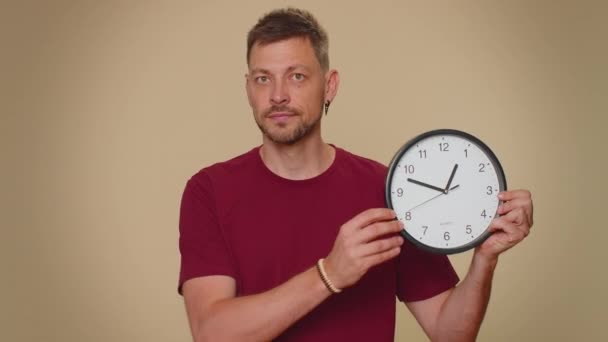 Your Time Handsome Young Man Red Shirt Showing Time Wall — Stockvideo