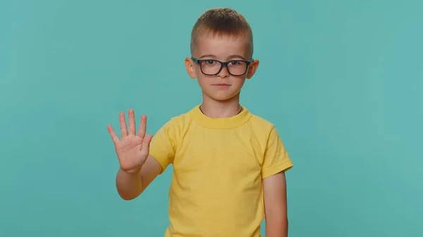 ジェスチャーは止めて 幼児の子供たちの少年は保持ヤシの手を越え 仕上げの警告を折り返し アクセスを禁止し 通信を減少させ ボディランゲージ 危険性を言う 青の背景に若い就学前の子供 — ストック写真