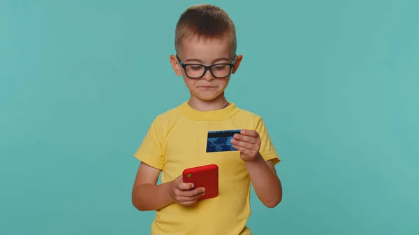 Mały Chłopiec Maluch Żółtym Shircie Przy Użyciu Karty Kredytowej Smartfona — Zdjęcie stockowe