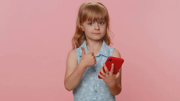 Junge Frühchen Mädchen Sms Teilen Nachrichten Inhalte Auf Smartphone Social — Stockfoto