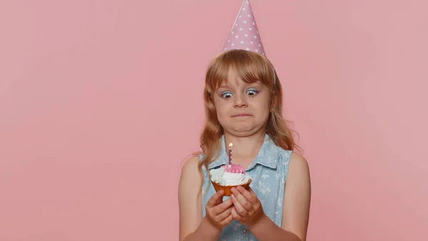 Happy Young Preteen Child Girl Kid Wears Festive Birthday Hat — Stockfoto