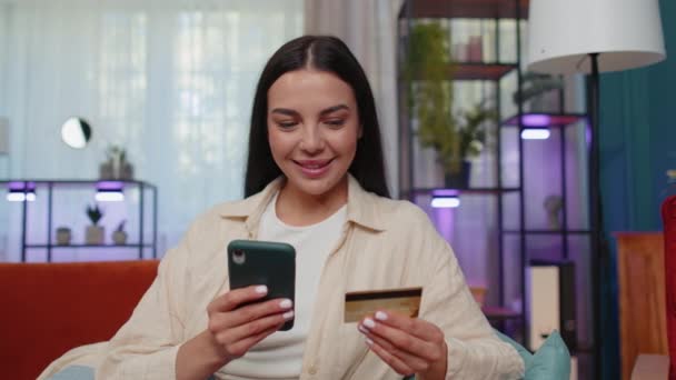 Υπέροχο Κορίτσι Χρησιμοποιώντας Πιστωτική Κάρτα Τράπεζα Και Smartphone Κατά Μεταφορά — Αρχείο Βίντεο