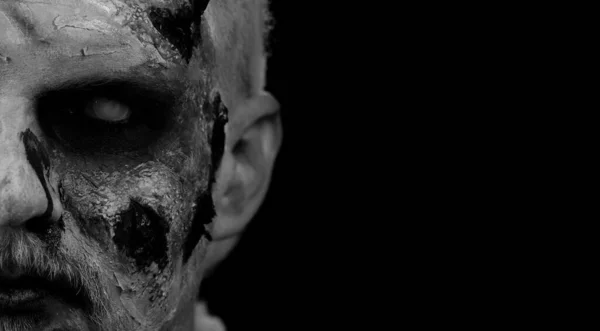 特写僵尸男子面对化妆与伤口疤痕和白色隐形眼镜看着相机 试图吓唬在黑暗工作室的背景 Sinister死的家伙 万圣节 舞台的概念 — 图库照片
