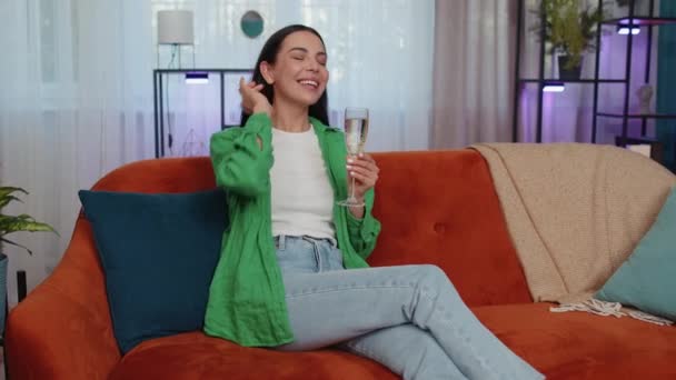 Радісна Біла Дівчина Тримає Келих Шампанського Веселого Пиття Відзначає Перемогу — стокове відео