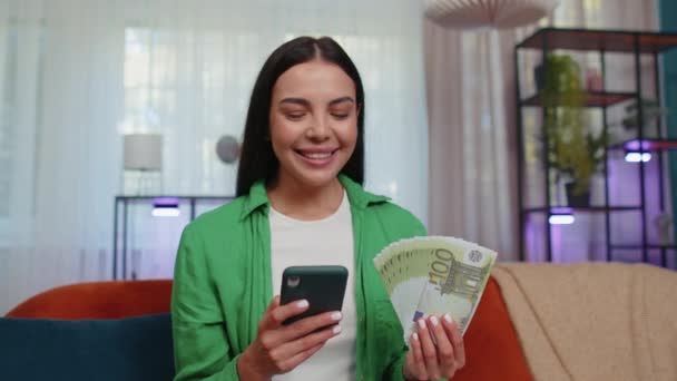 Προγραμματισμός Οικογενειακού Προϋπολογισμού Χαμογελώντας Καυκάσιος Κορίτσι Καταμέτρηση Χρημάτων Ευρώ Μετρητά — Αρχείο Βίντεο