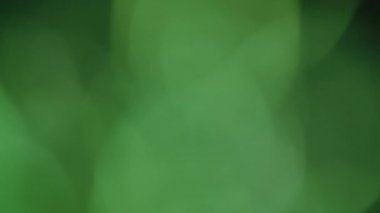 Çok renkli ışık siyah arkaplanda 4K görüntü sızdırıyor. Stüdyoda gaz sızıntısı var. Doğal aydınlatma ışınları bokeh etkisi. Çekimlerinizi birleştirmek, videoyu biçimlendirmek, geçişlerinizi