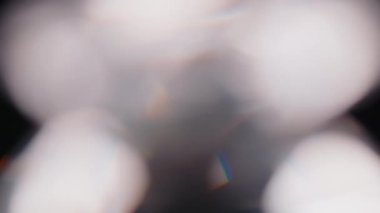 Çok renkli ışık siyah arkaplanda 4K görüntü sızdırıyor. Stüdyoda gaz sızıntısı var. Doğal aydınlatma ışınları bokeh etkisi. Çekimlerinizi birleştirmek, videoyu biçimlendirmek, geçişlerinizi