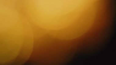 Çok renkli ışık siyah arkaplanda 4K görüntü sızdırıyor. Stüdyoda gaz sızıntısı var. Doğal aydınlatma ışınları bokeh etkisi. Çekimlerinizi birleştirmek, videoyu biçimlendirmek, geçişlerinizi