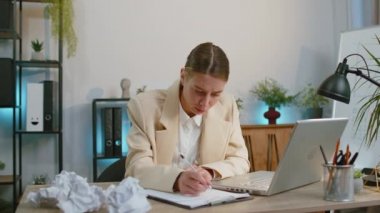 Öfkeli kadın ofiste çalışıyor, kağıt atıyor, işte sinir krizi geçiriyor, migain, baş ağrısı, stres yönetimi, zihinsel sıkıntı problemleri, kendini kaybediyor, başarısızlığa tepki veriyor.