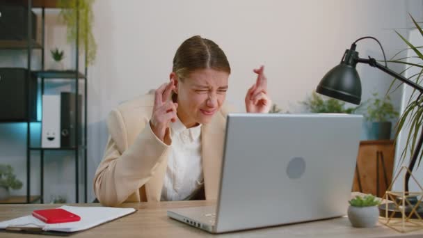 Businesswoman Programmer Software Developer Suit Working Laptop Loses Becoming Surprised — Vídeo de Stock