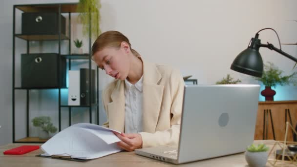 Stressed Businesswoman Formal Suit Feeling Worried Financial Problem Doing Paperwork — Vídeo de stock